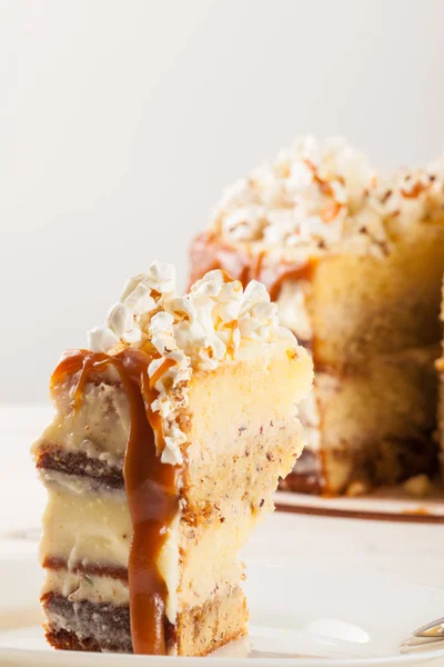 Cake with hazelnuts and homemade salted caramel. — Stock Photo, Image