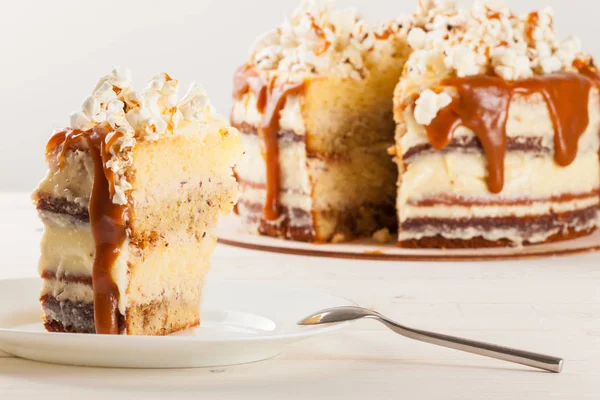 Kuchen mit Haselnüssen und hausgemachtem gesalzenem Karamell. — Stockfoto