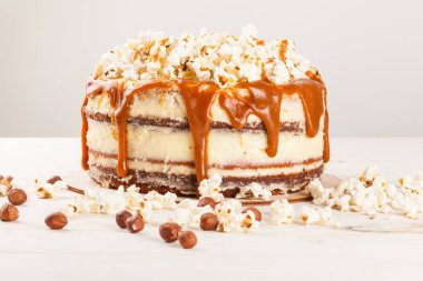 Fındık ve ev yapımı tuzlu karamel ile pasta.