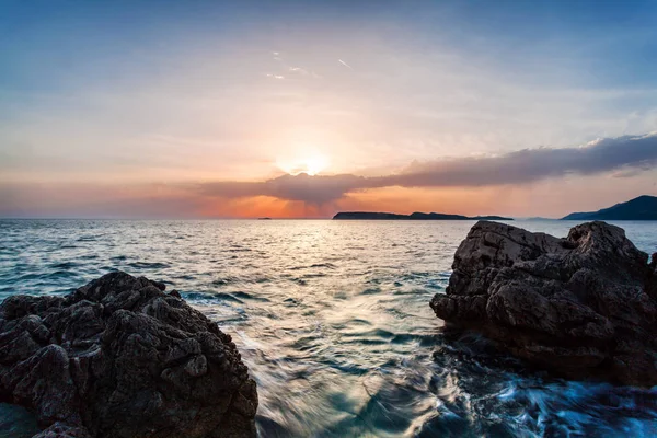 Hermoso paisaje marino cerca de Dubrovnik en el mar Adriático al atardecer . — Foto de Stock