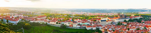 Panorama de la antigua Praga desde la torre Petrin, República Checa . —  Fotos de Stock