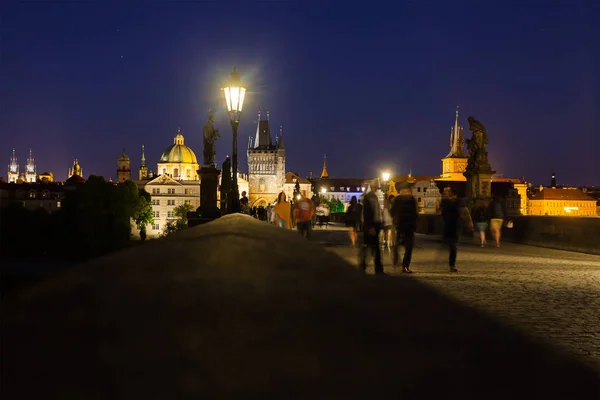 Praga, Repubblica Ceca. Ponte Carlo con la statuetta di notte . — Foto Stock