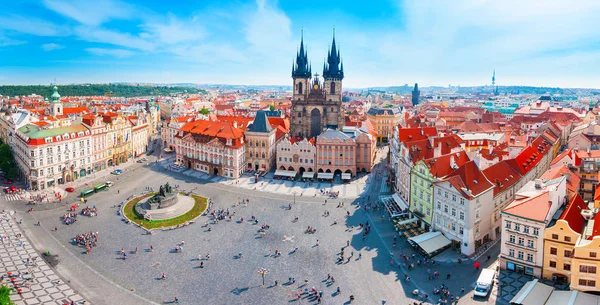 Saat Kulesi kiliseden Tyn ile Prag eski şehir Meydanı.