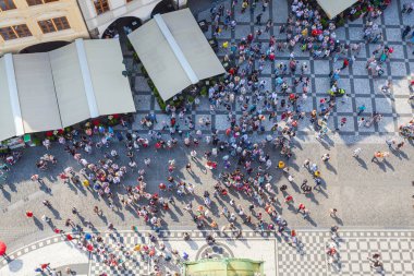 Saat Kulesi mesafesinde Prag eski şehir Meydanı. Üstten Görünüm