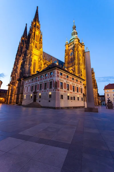 Katedrála svatého Víta v večer, Praha, Česká republika — Stock fotografie
