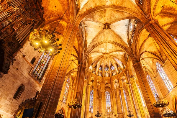 Catedral de la Santa Cruz y Santa Eulalia en Barcelona. Interior . —  Fotos de Stock