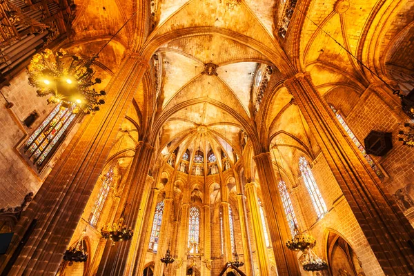 Catedral de la Santa Cruz y Santa Eulalia en Barcelona. Interior . —  Fotos de Stock