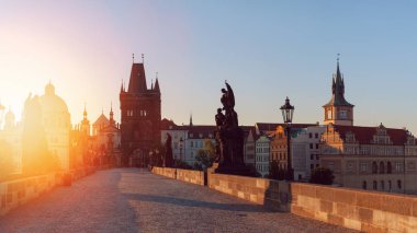 Prague, Çek Cumhuriyeti. Charles Köprüsü ile onun heykelciği gündoğumu.