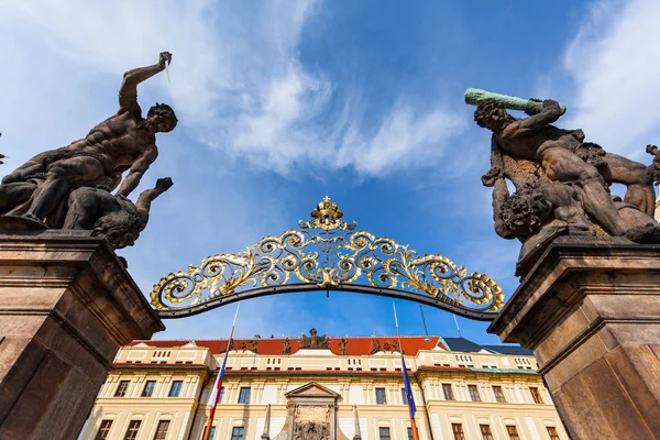 Eingangstor der Prager Burg, Tschechische Republik — Stockfoto