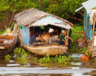 Tonle Sap Gölü Siem Reap, Kamboçya - 13 Ekim 2012: tekne evinde oturan olgun Asyalı kadın