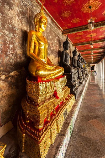 Černá a žlutá Buddhy ve Wat Suthat Thepwararam, Bangkok, Thajsko. — Stock fotografie