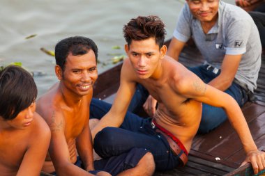 Tonle Sap Gölü Siem Reap, Kamboçya - 13 Ekim 2012: Gençler bir tekne içinde yüzen.