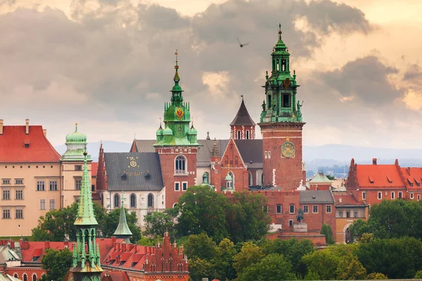 从钟塔在主要市场广场上，克拉科夫，波兰的瓦维尔城堡视图 — 图库照片