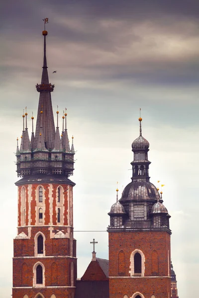 Εκκλησία της Παναγίας στην κεντρική πλατεία της αγοράς. Κρακοβία. — Φωτογραφία Αρχείου