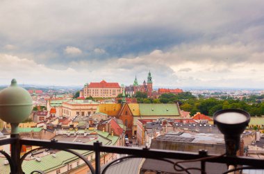 Wawel Kalesi görünümünden Saat Kulesi ana pazar meydanında Krakov, Polonya
