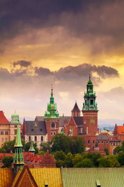 Wawel Kalesi görünümünden Saat Kulesi ana pazar meydanında Krakov, Polonya