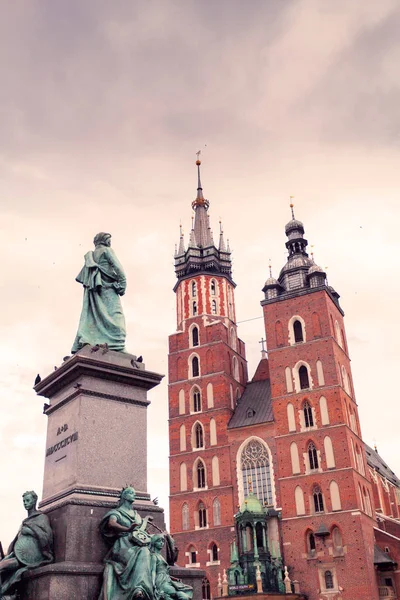 Chiesa di Santa Maria nella piazza principale del mercato. Cracovia . — Foto Stock