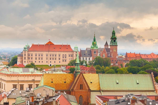 从钟塔在主要市场广场上，克拉科夫，波兰的瓦维尔城堡视图 — 图库照片