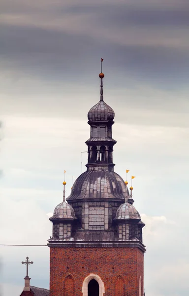 Kyrkan St Mary i stora torget. Krakow. — Stockfoto
