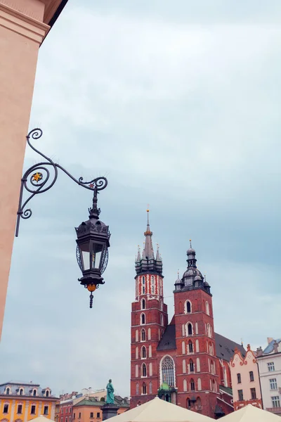 A Szent Mária templom, a fő piactértől. Krakkó. — Stock Fotó