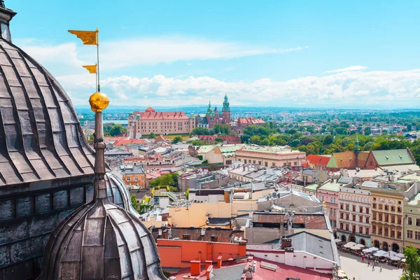 Vista do Castelo Wawel da Igreja de Santa Maria na principal Praça do Mercado, Cracóvia, Polônia — Fotografia de Stock