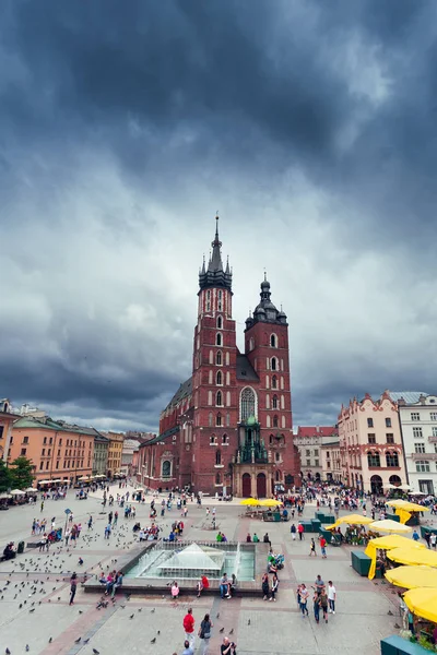 Chiesa di Santa Maria nella piazza principale del mercato. Cracovia . — Foto Stock