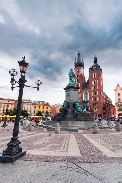 Kyrkan St Mary i stora torget. Krakow. — Stockfoto