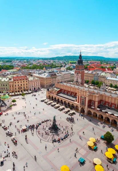 Merkezi kare ve Krakow Sukiennice havadan görünümü.