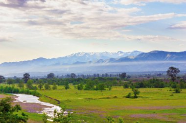 Vadi Manzaralı nehir ve dağ içinde belgili tanımlık geçmiş gündoğumu