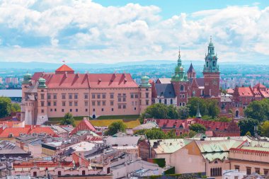 Wawel Kalesi görünümünden Saat Kulesi ana pazar meydanında Krakov, Polonya