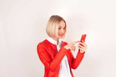 Cep telefonu beyaz zemin üzerine kırmızı ceketli olan kadın portresi