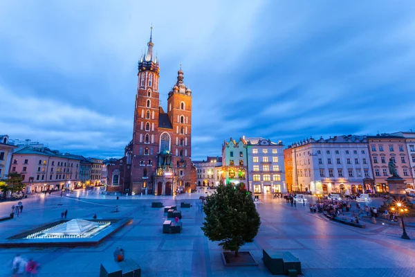 St. Marys Church w nocy. Kraków. — Zdjęcie stockowe