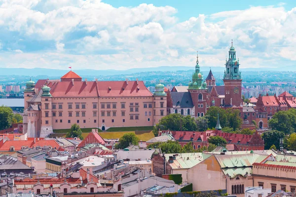 Θέα από το κάστρο Wawel από πύργο του ρολογιού στην κεντρική πλατεία της αγοράς, Κρακοβία, Πολωνία — Φωτογραφία Αρχείου