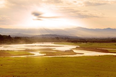 Vadi Manzaralı nehir ve dağ içinde belgili tanımlık geçmiş gündoğumu