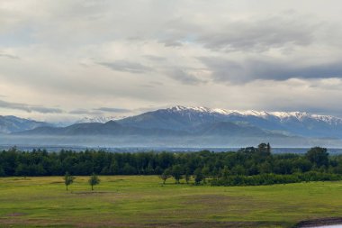 Vadi Manzaralı dağlar, gündoğumu arka planda