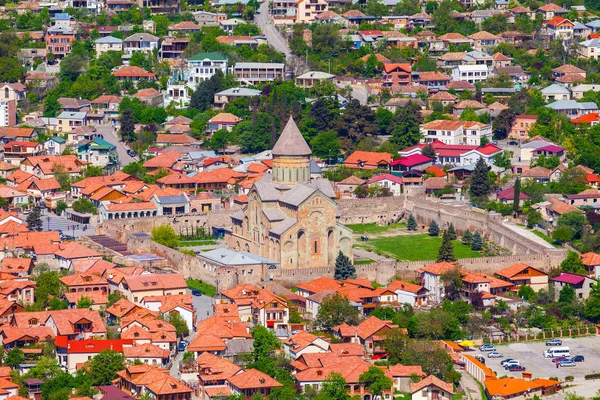 Catedral de Svetitskhoveli. Vista da cidade Mtskheta da montanha Zedazeni na Geórgia . — Fotografia de Stock
