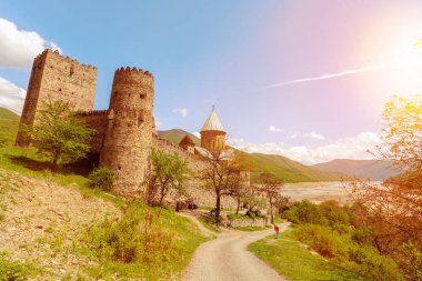 Panorama Ananuri kilise, kale ve rezervuar Zhinvali, Gürcistan