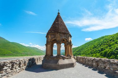 Panorama Ananuri kilise, kale ve rezervuar Zhinvali, Gürcistan