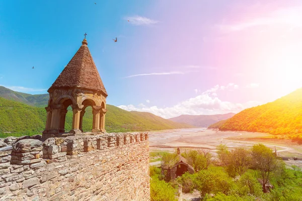 Panorama Ananuri kilise, kale ve rezervuar Zhinvali, Gürcistan