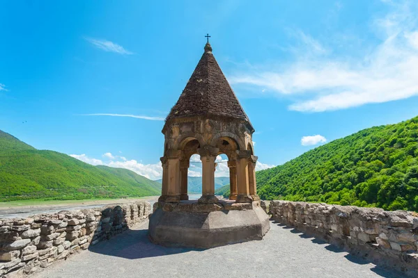 Panorama Ananuri kilise, kale ve rezervuar Zhinvali, Gürcistan