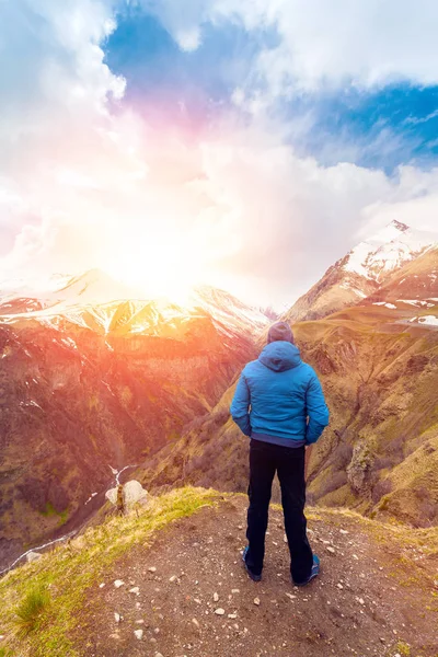 Adam arka planda dağlar, Georgia ayakta. — Stok fotoğraf