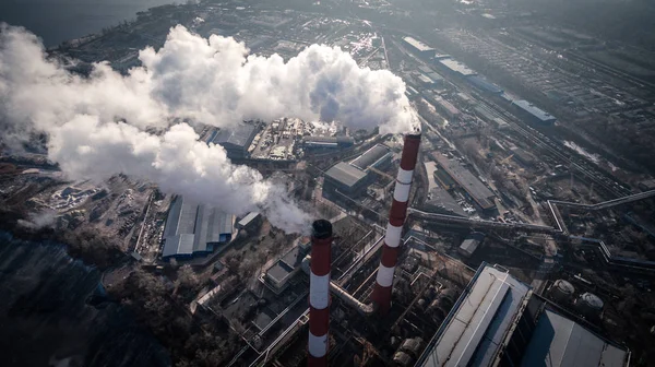 Загрязнение воздуха дымом, исходящим из двух труб завода. Вид с воздуха — стоковое фото