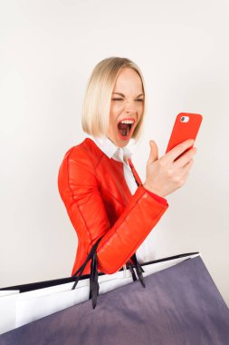 alışveriş torbaları ile genç kadının portresi