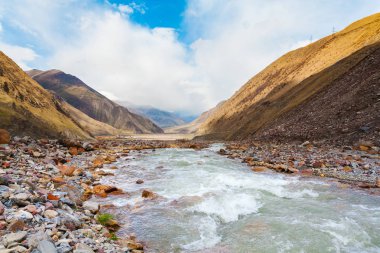 Vadi Manzaralı nehir ve dağ içinde belgili tanımlık geçmiş. Gürcistan