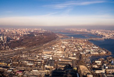 Dnipro Nehri yakınında endüstriyel bölge ve teknoloji parka havadan görünümü