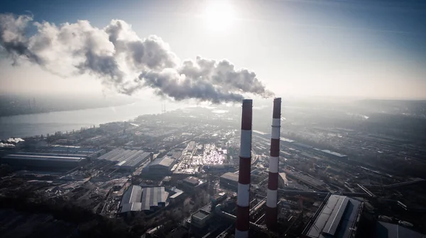 Luftverschmutzung durch Rauch aus zwei Fabrikschornsteinen. Luftbild — Stockfoto