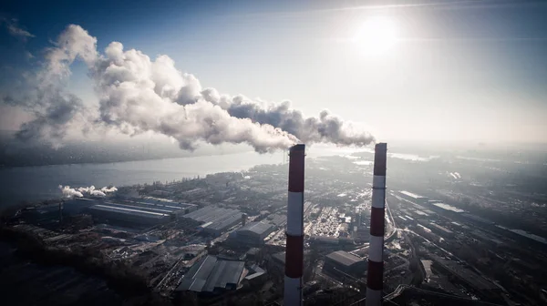 Inquinamento atmosferico da fumo proveniente da due camini di fabbrica. Vista aerea — Foto Stock