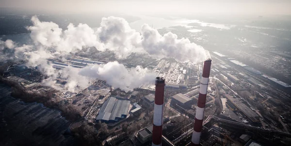 Inquinamento atmosferico da fumo proveniente da due camini di fabbrica. Vista aerea — Foto Stock