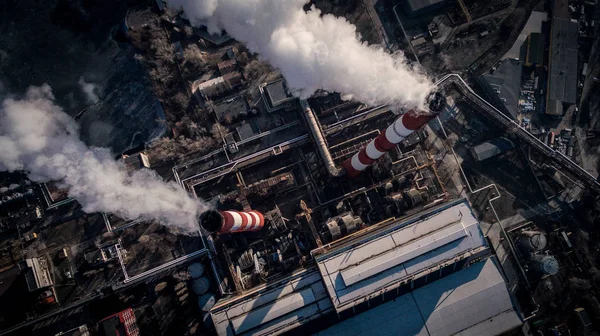 Inquinamento atmosferico da fumo proveniente da due camini di fabbrica. Vista aerea — Foto Stock