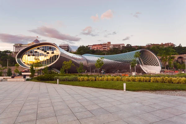 View of Concert Music Theatre Exhibition Hall In Summer Rike Park Tbilisi, Geórgia . — Fotografia de Stock